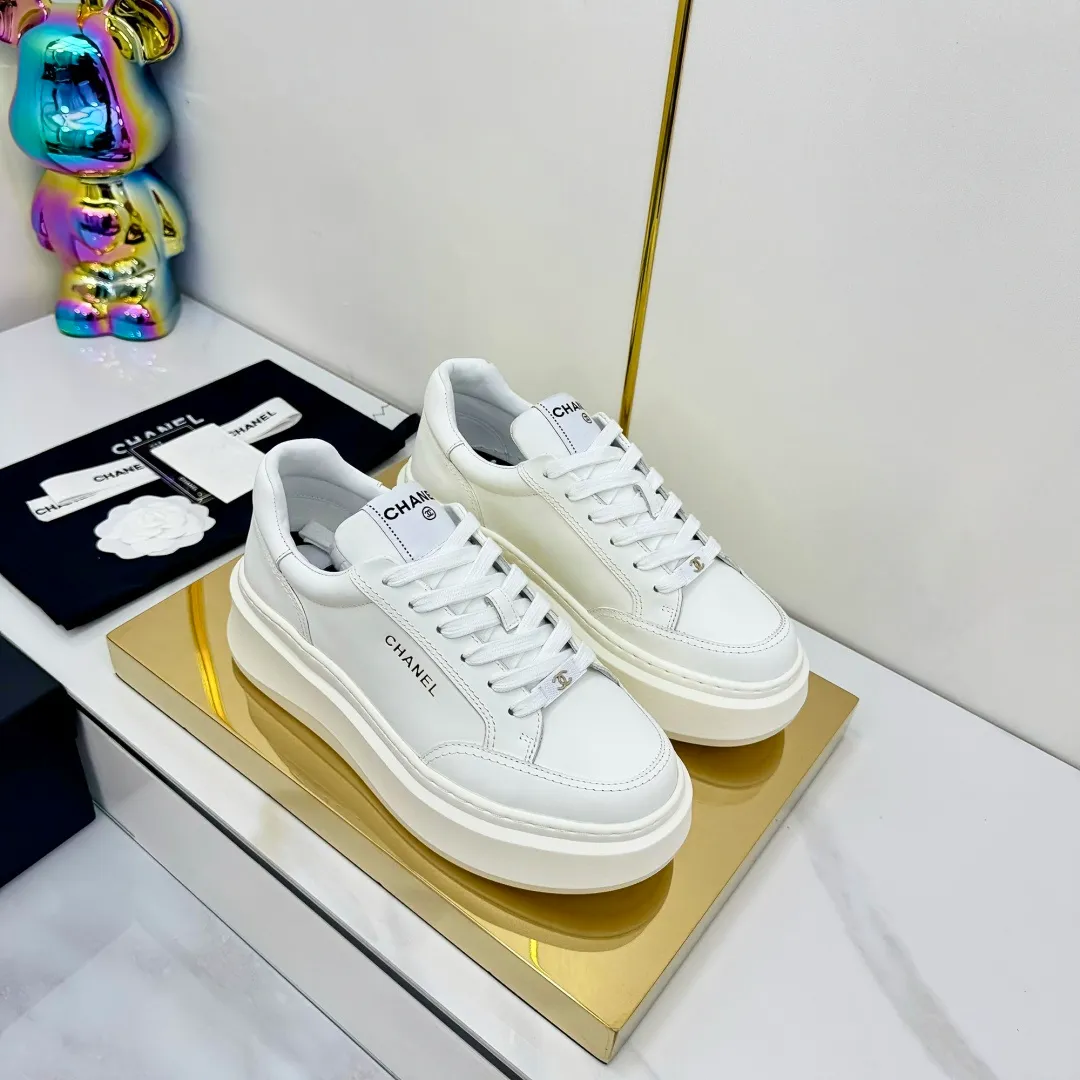 👟👟Ex-factory price 600👟👟 Upgraded version, upgraded version, upgraded version! No rebuttal accepted! ! ! ! Chanel Chanel panda shoes! 2025 counter's top casual sports shoes. This classic design; the upper is electro-embroidered with a variety of techniques; the outsole is fashionable and sporty; the unusual inclusion of a variety of color matching elements... The diversified mix and match is very good-looking and versatile, and can be used for leisure, fashion, sports, and outdoor... ꫛꫀꪝ Go➫ Materials: ❶Upper made of: original imported first-layer silk cowhide + original waterproof cloth + original first-layer cowhide ❷Inner lining: Original Yangli+Net ❸Outsole based on: Original TPU combination outsole Counter boutique packaging complete set for women 35–41 👉 👉 👉 👉 👉